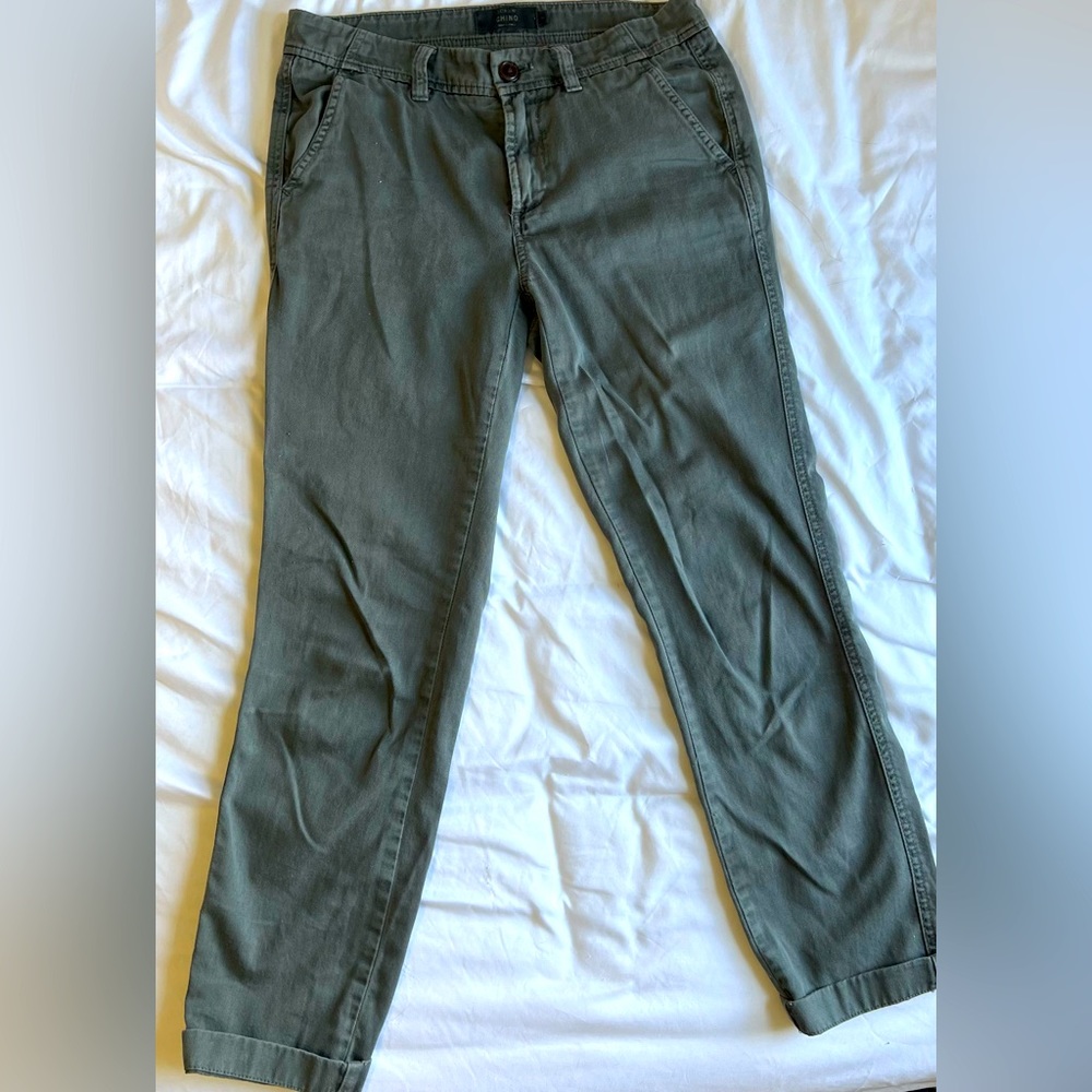 J.Crew olive green Chino pants. 100% cotton, good condition.